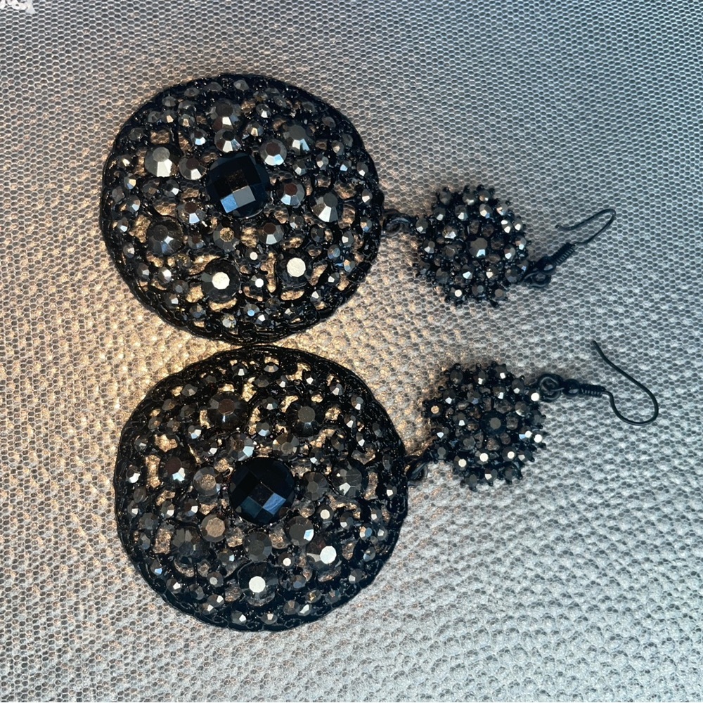 Sparkly black earrings🖤